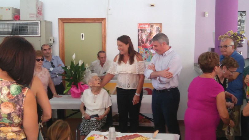 Vicenteta la Baydala cumple 100 años en Oliva rodeada de familiares y amigos