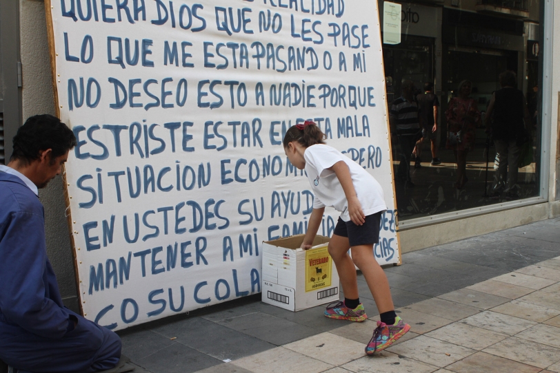 La otra cara de la Fira de Gandia despierta la solidaridad de viandantes