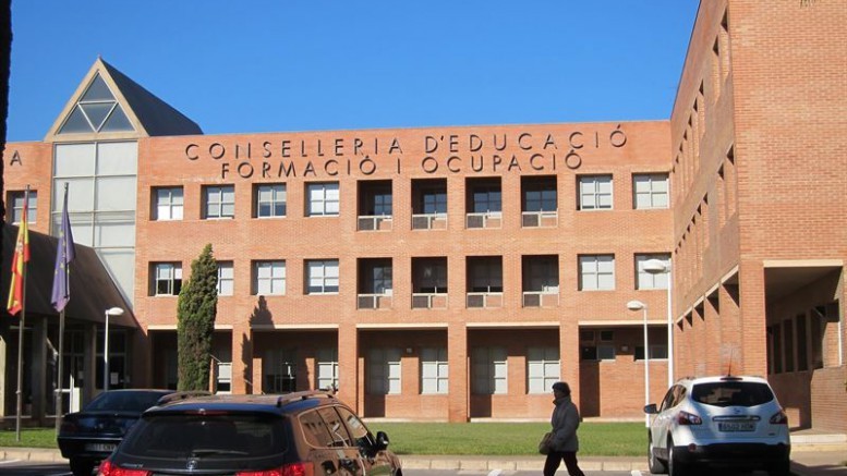 Cuatro autobuses a la Conselleria para protestar ante las narices de Marzà