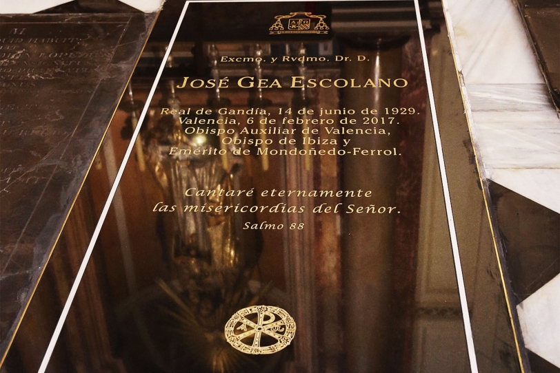 La Catedral instala la lápida del obispo de El Real de Gandia, José Gea