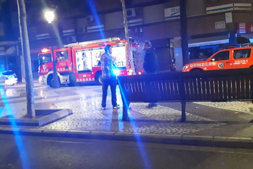 Los vecinos salvan a una persona impedida del incendio de su piso en Gandia
