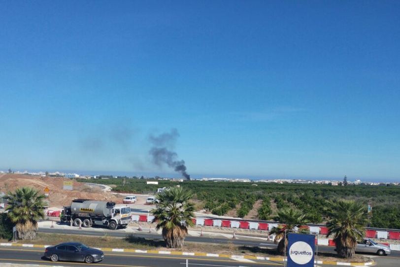 El incendio de un cañar moviliza a los Bomberos del parque de Gandia