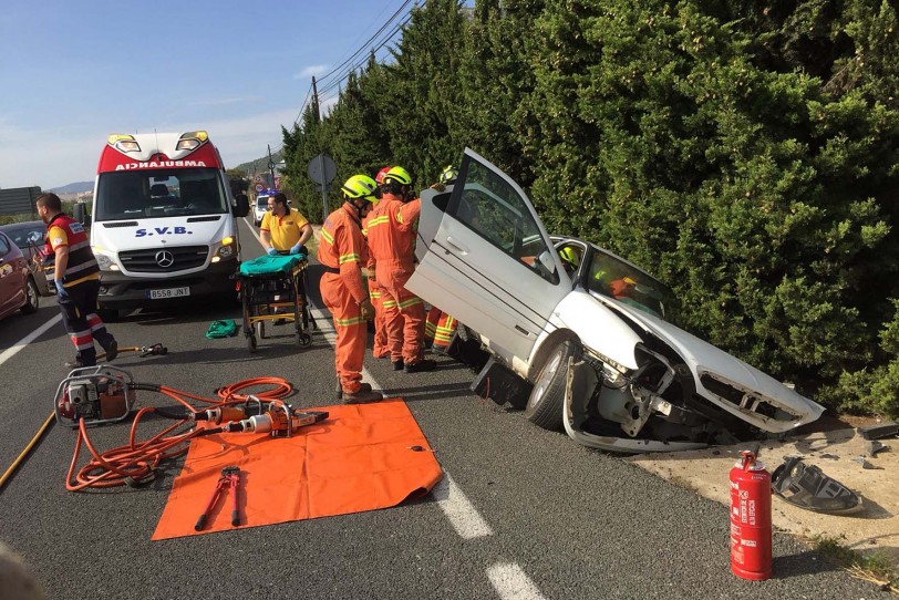 Una mujer rescatada por Bomberos en Tavernes tras un accidente de tráfico