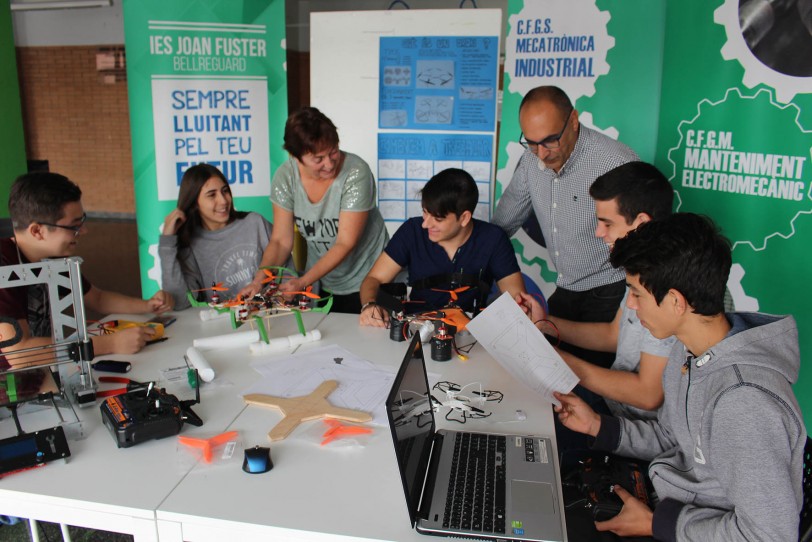 El IES Joan Fuster cuenta con tres nuevos drones gracias al Ayuntamiento