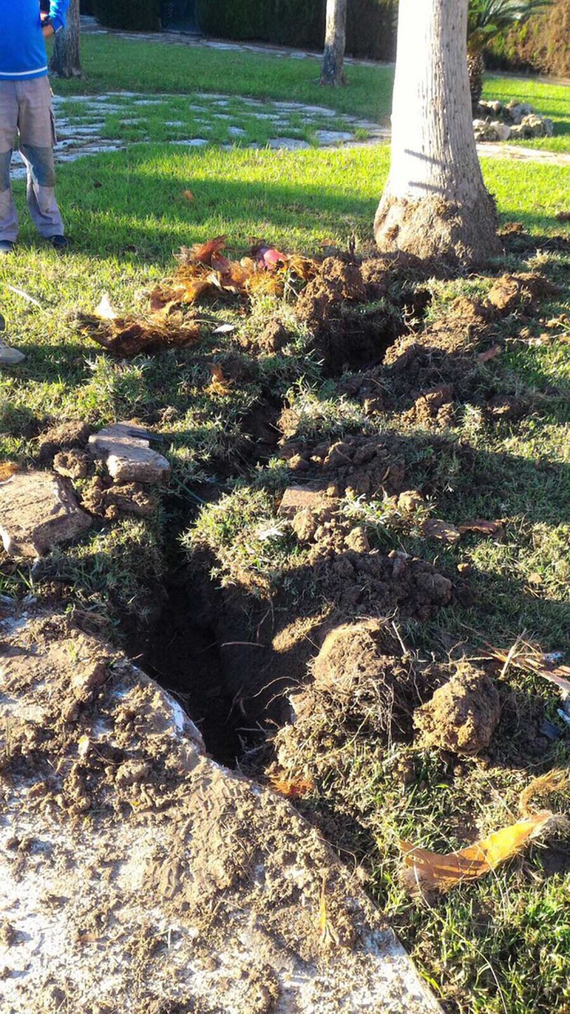 La caída de un rayo en Daimús levanta por los aires el césped de un jardín