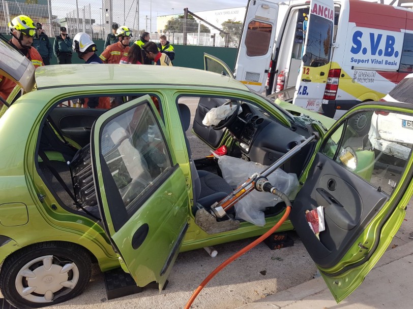 Bomberos de Gandia, Cullera y Silla excarcelan a una mujer tras un accidente