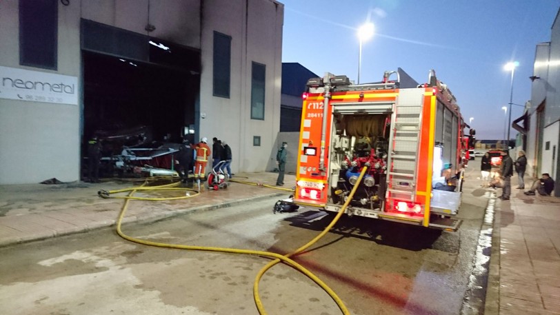 Un incendio industrial en Palmera moviliza a Bomberos de Gandia y Oliva