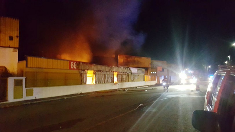 Nuevo incendio de naves en Alqueria Comtessa. Mira el vídeo aquí