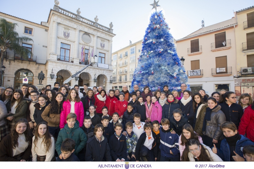 Gandia instala un monumental árbol de Navidad con 7.000 botellas recicladas