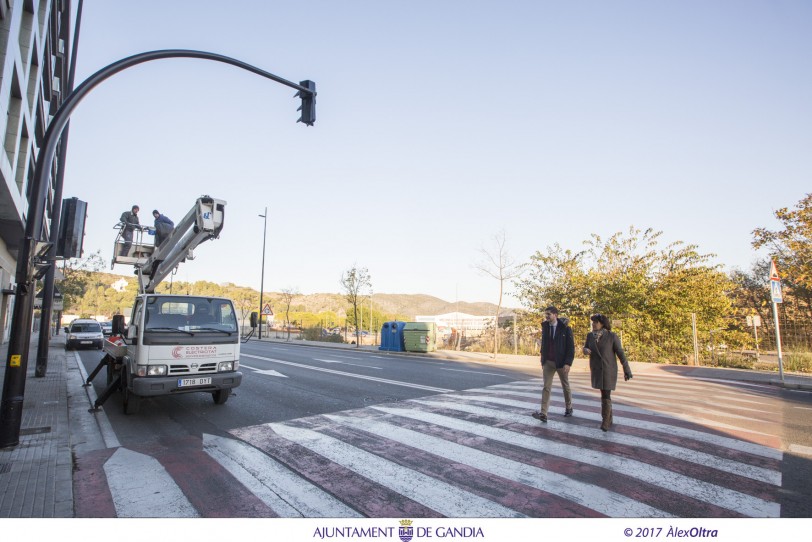 Gandia instala nuevos semáforos en Corea para mejorar la seguridad