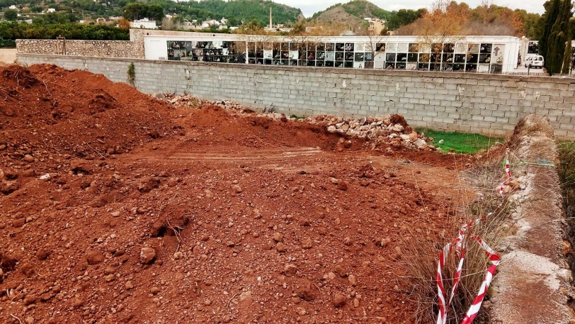 Un vecino de Oliva descubre que le construyen un cementerio en su terreno
