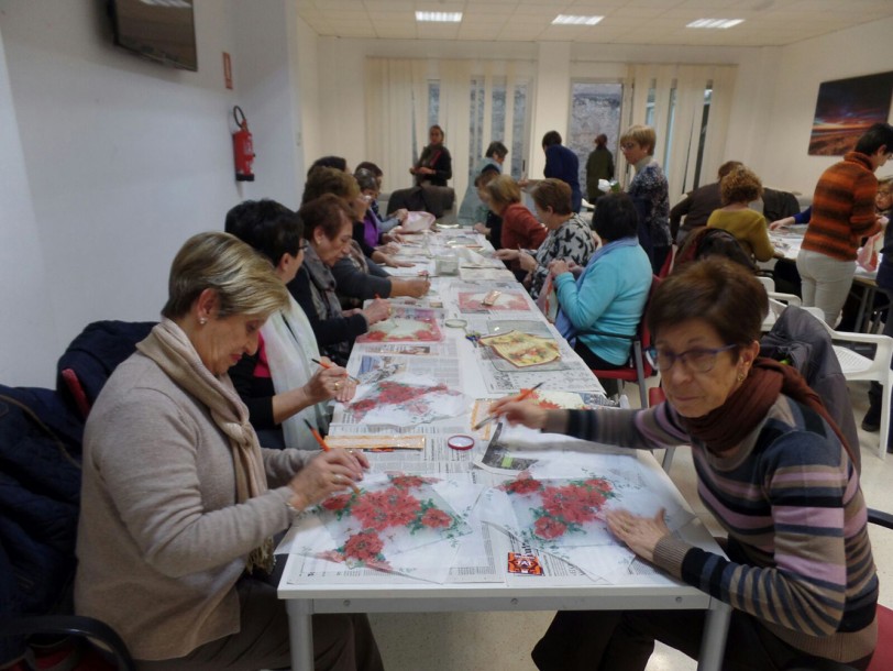 La Associació d'Ames de Casa celebra su taller navideño anual