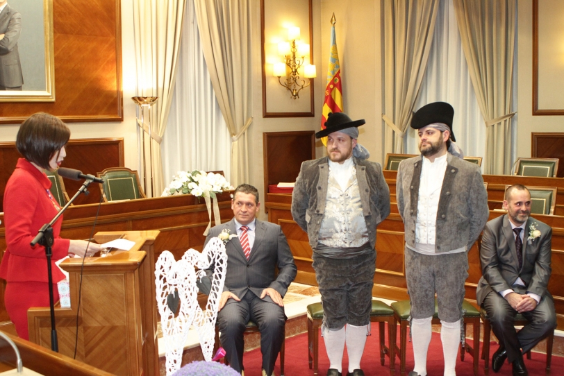 La alcaldesa de Gandia oficia la boda fallera de Jesús Chaveli y Óscar Coll