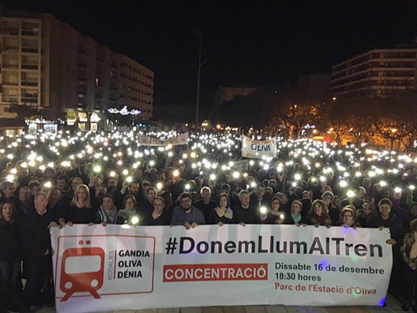 Luz para un tren que une partidos y comarcas y que los políticos apagarán