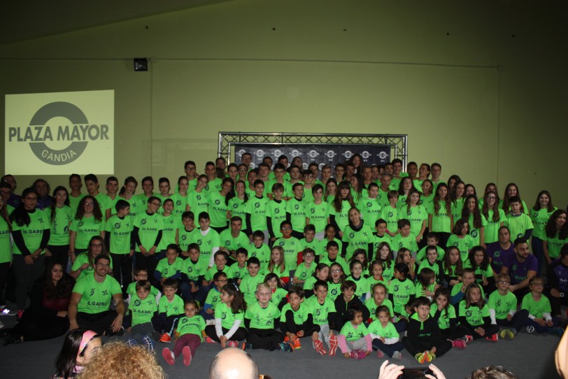Presentados los casi 300 atletas de la escuela de Atletismo por el Garbí