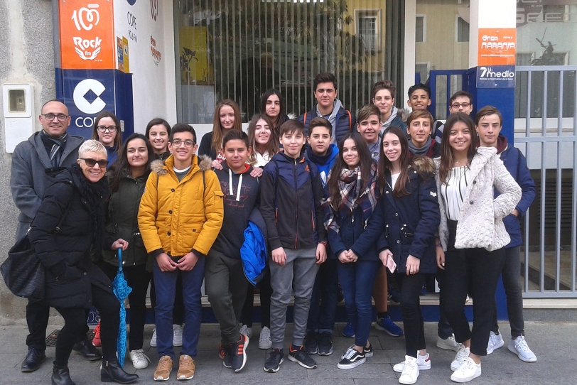 Alumnos del IES Joan Fuster de Bellreguard visitan Cope Onda Naranja