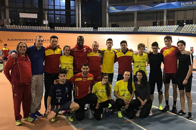 El Club Atletisme Safor Delikia Sport con las estrellas del 4x400 español