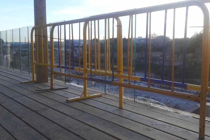 Dos cristales rotos por vandalismo en el Mirador del Serpis