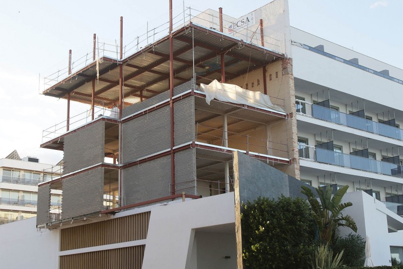 La caída de un muro en la playa de Gandia deja herida a una persona