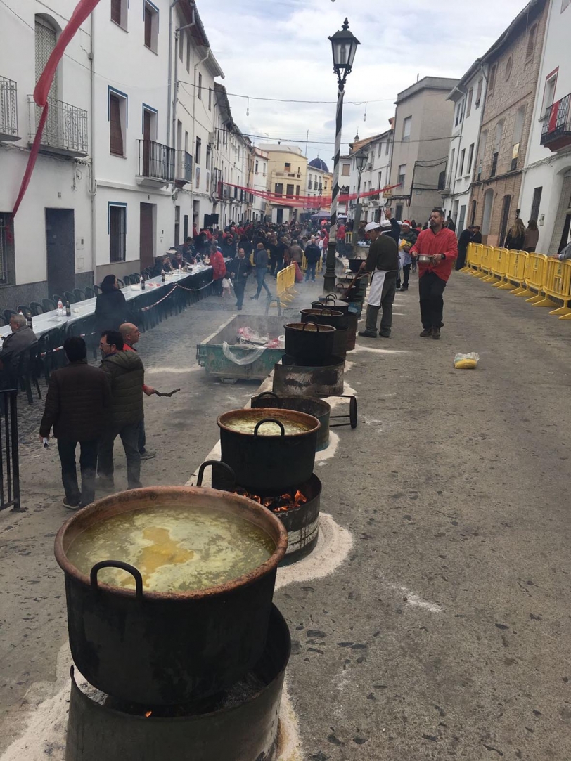 Cuatro mil raciones se reparten en les Calderes de Sant Antoni de Oliva