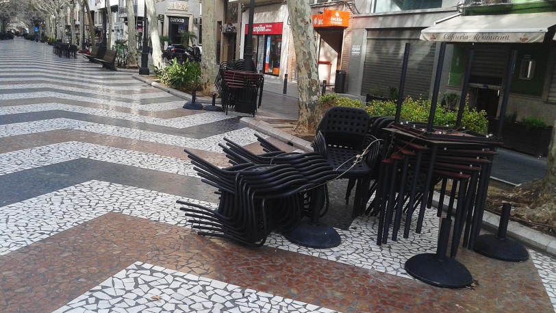 Cinco meses ocupando el paseo Germanies con peligro para los peatones