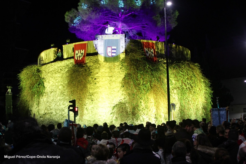 El Pregó Festiu congrega, pese al frío, a centenares de falleros en Gandia