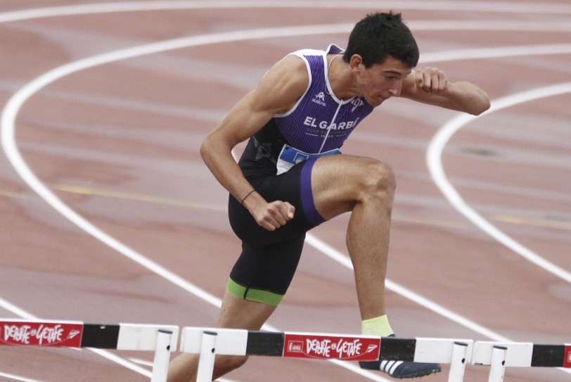 Quique Llopis bate el récord de España de 60 metros vallas Sub20