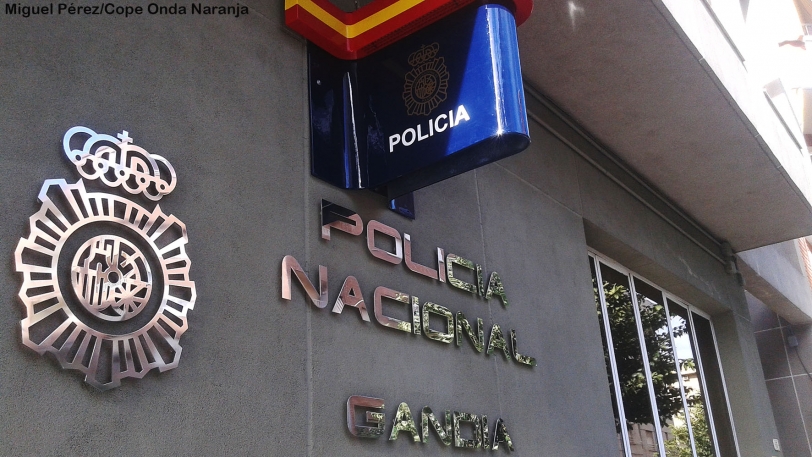 Detenido con un revólver, drogas y dinero falso en su comercio de Gandia