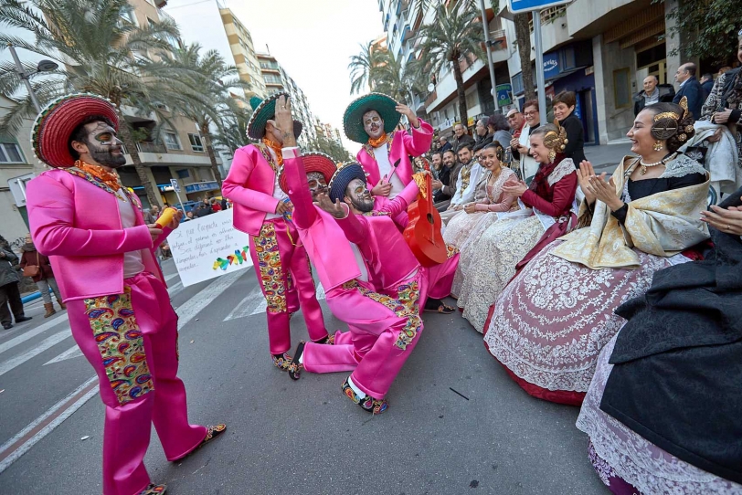 Gran participación en una cabalgata fallera que llenó las calles de Gandia