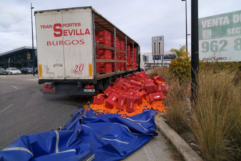 Quilos de naranja por los suelos en un accidente ocurrido ayer en Gandia