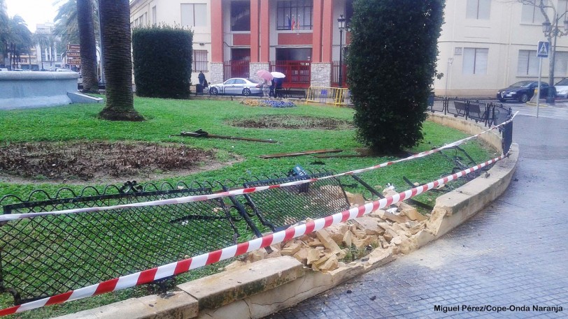 Un vehículo se empotra y destroza parte de la plaza de Crist Rei en Gandia