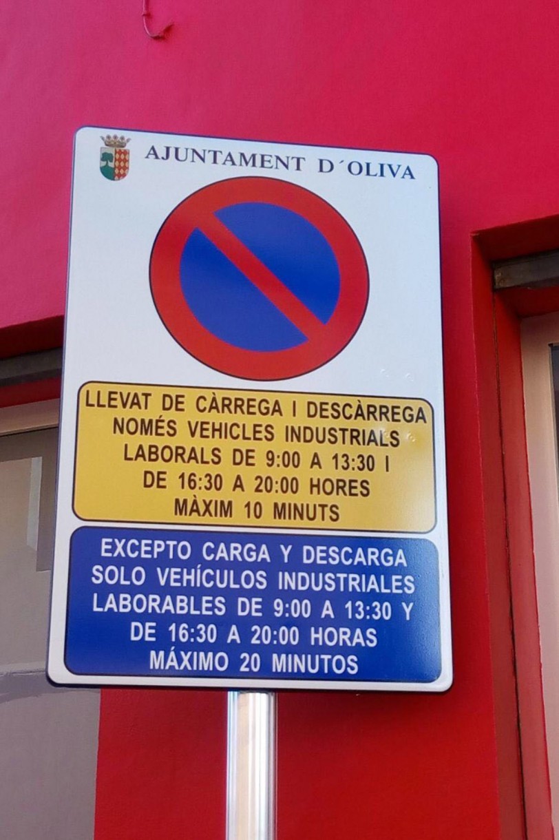 Un error en una señal de tráfico de Oliva se hace viral y provoca memes