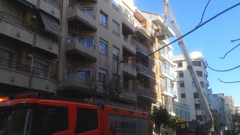 Cae una cornisa de caravista causando un caos de tráfico en Gandia