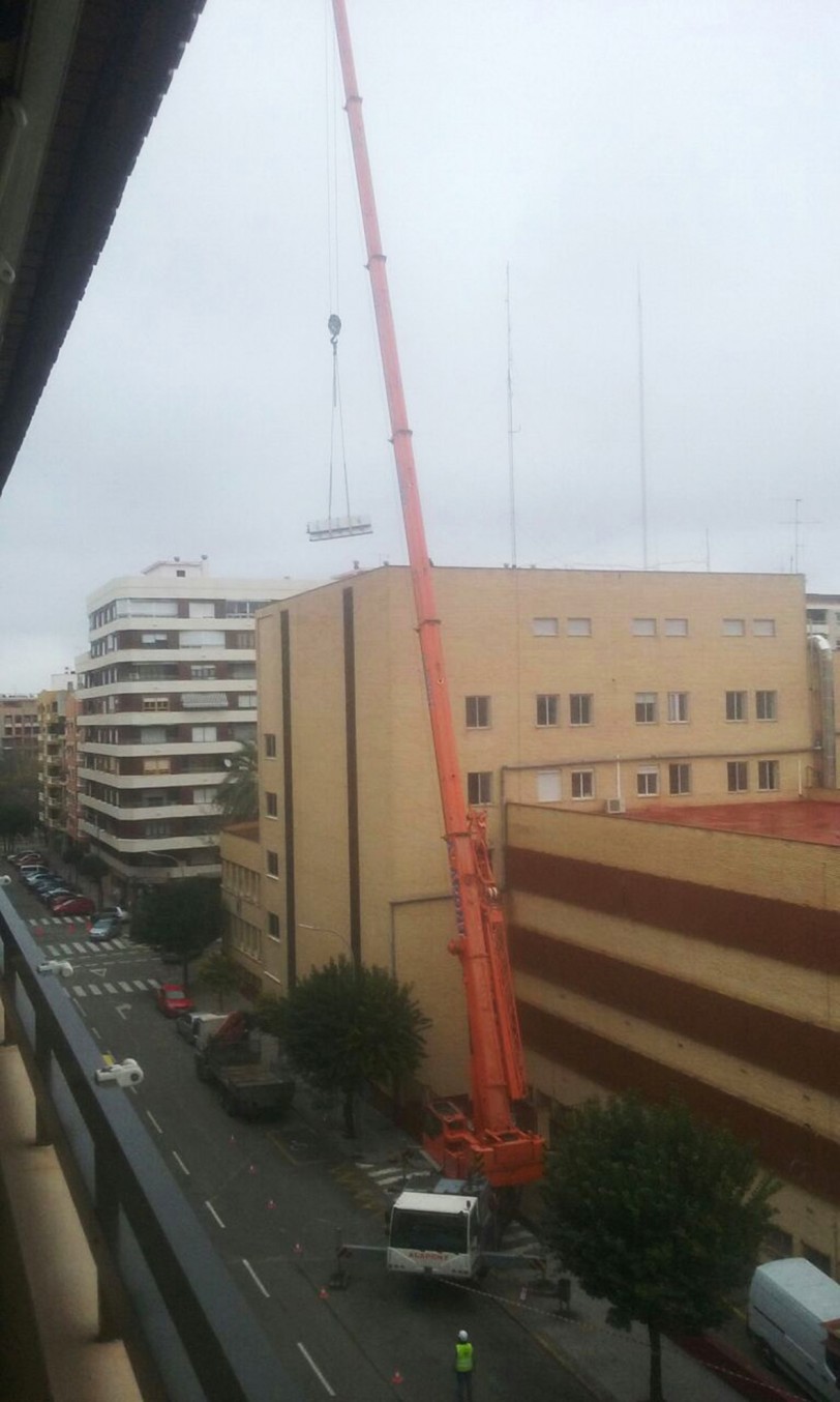 Comiezan a desmontar parte de la azotea del antiguo hospital de Gandia