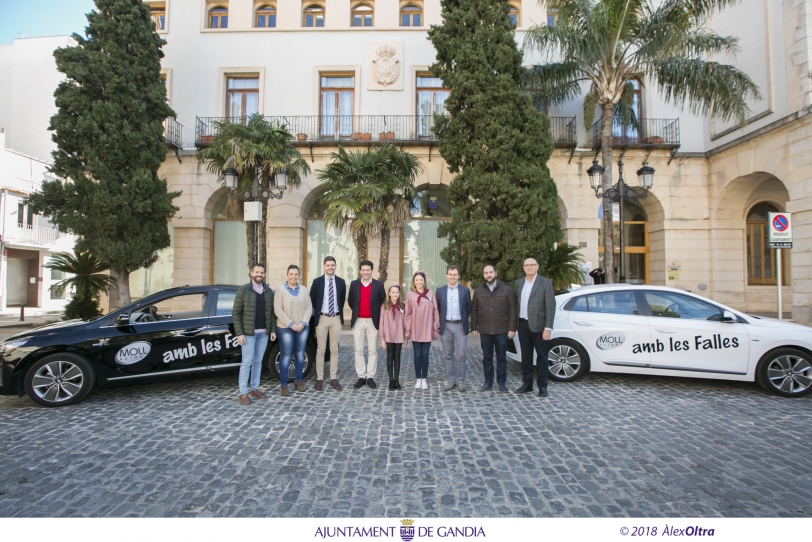 Moll Autos entrega los vehículos oficiales de las Fallas de Gandia 2018