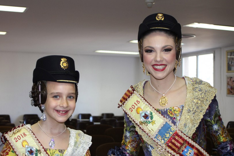 Las Falleras Mayores de Gandia visitan la Comisaría de Policía Nacional