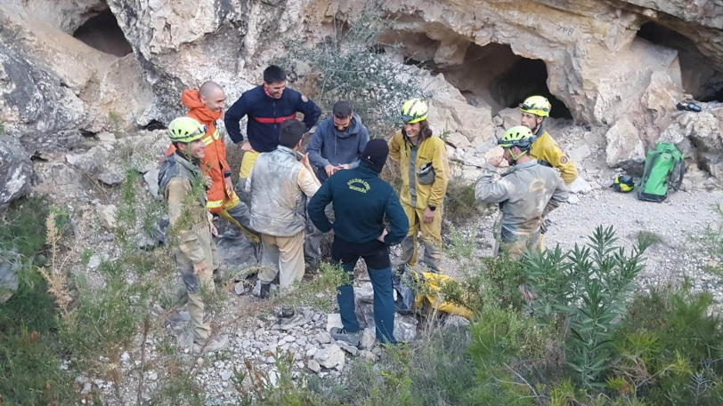 Guardia Civil y Bomberos rescatan a 2 jóvenes de la Cova de la Autopista
