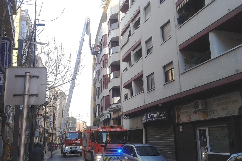 Un desprendimiento obliga a cortar la calle Sant Vicent en Gandia