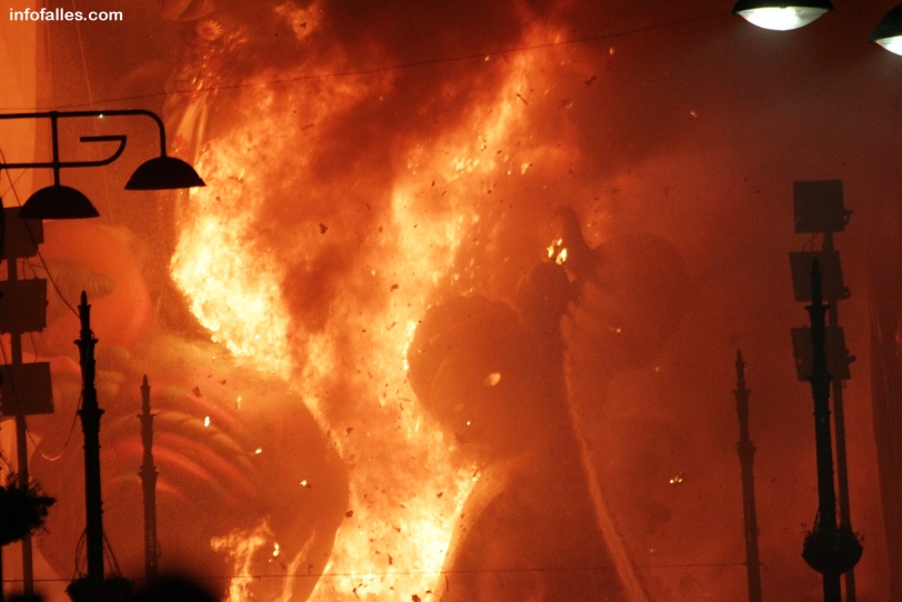 La Falla Vila Nova arde a la 1.21 horas cerrando así las fiestas de 2018