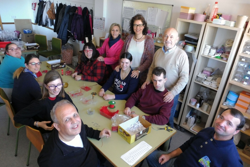 Asmisaf confecciona las pulseras de la Cursa de la Dona Delikia de Gandia