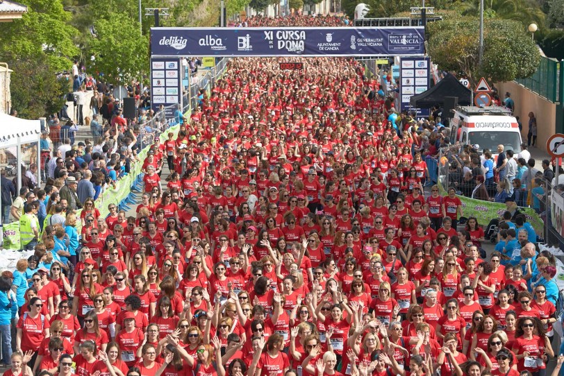 Una marea roja de 7.000 mujeres toma Gandia con la Cursa de la Dona Delikia