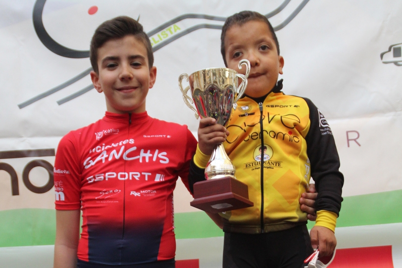 Arturo Parada, de Triasport Gandia premio a la Constancia en Llíria