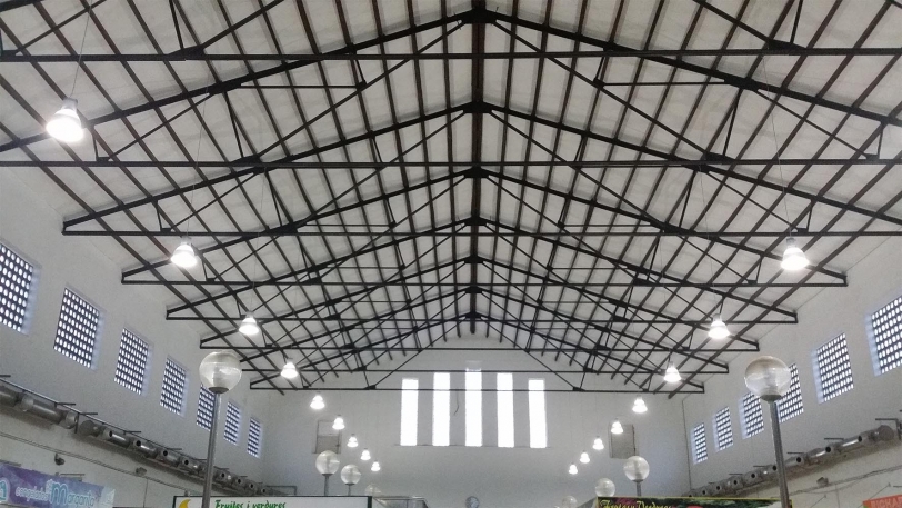 Oliva finaliza la obra del Mercat Municipal instalando una nueva iluminación