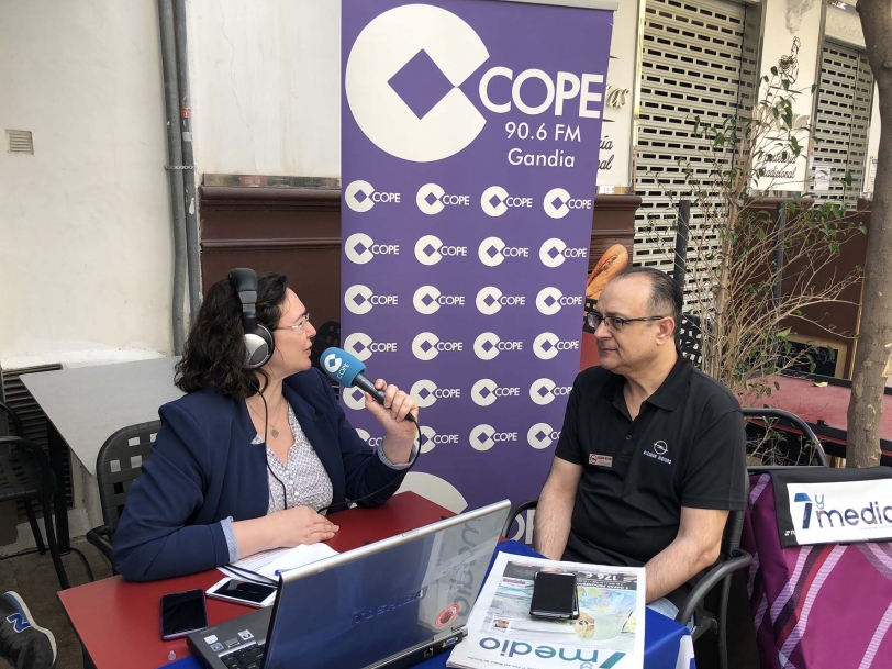 La radio en directo en la calle siguiendo toda la Fira del Motor de Gandia