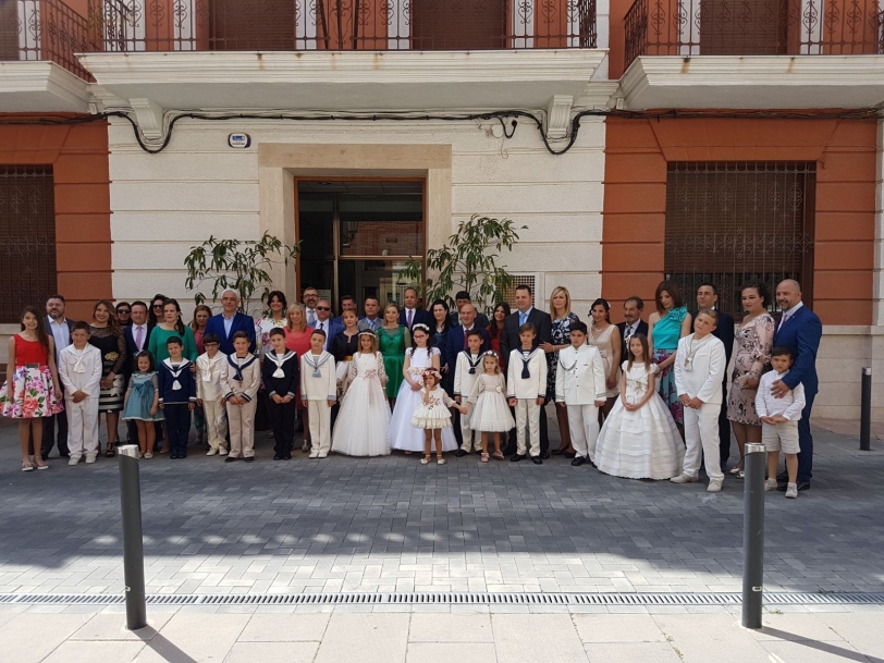 Una docena de niños toman la primera comunión en la Alquería de la Condesa