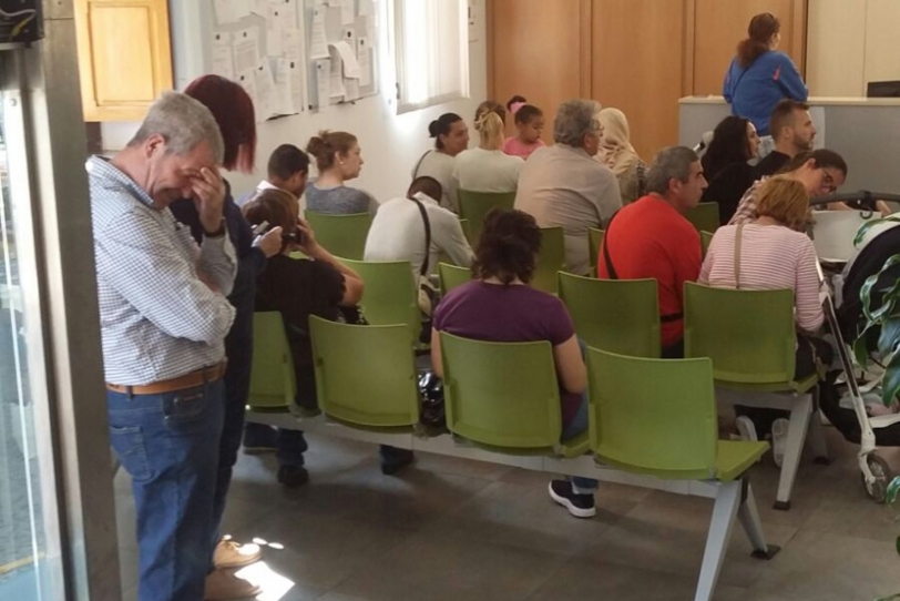 El PP de Oliva denuncia colas de hasta 2 horas en el registro municipal