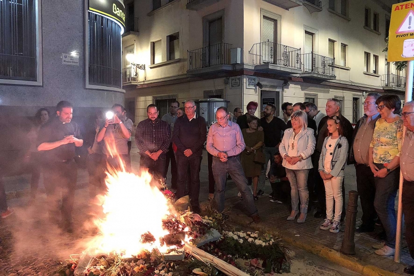 Unas 700 personas acuden a la purificación de las Cruces de Mayo en Gandia