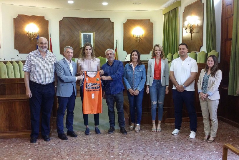 Irene Garí es recibida en Oliva tras el triunfo nacional del València Basket