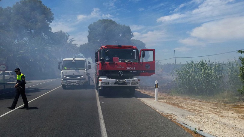 Otro incendio obliga a cortar momentáneamente la N-332 a su paso por Oliva