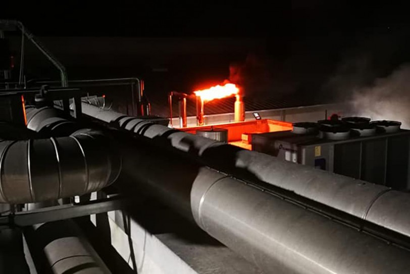 Un incendio en una fábrica de Villalonga moviliza a 20 bomberos de la zona